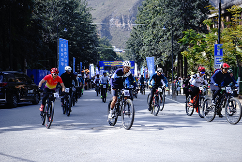 挑战爬坡极限 感受滇铜记忆 畅享文旅盛宴.jpg 挑战爬坡极限 感受滇铜记忆 畅享文旅盛宴.jpg