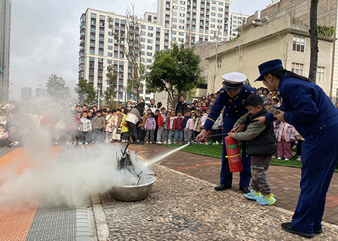 红塔区消防演练走进幼儿园