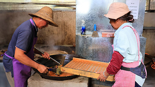 西尼村：古法红糖引客来群众增收日子甜.jpg