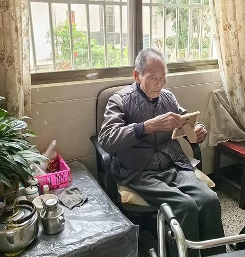 严冬响起暖心“敲门声”1.jpg 严冬响起暖心“敲门声”1.jpg