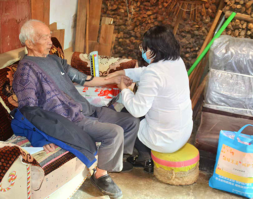 严冬响起暖心“敲门声”2.jpg 严冬响起暖心“敲门声”2.jpg