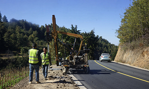 铜厂乡万里线三级公路通车