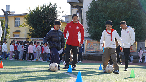 用热爱点亮孩子们的足球梦想.jpg