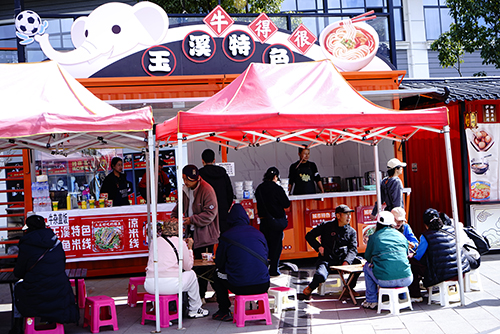 球迷集市热闹非凡.jpg 球迷集市热闹非凡.jpg