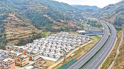 群众喜迁新居 开启幸福生活.jpg