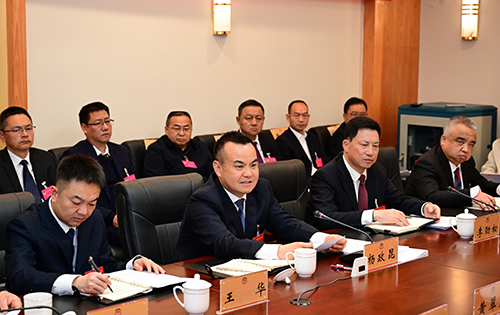 杨政昆参加政协玉溪市第六届委员会第五次会议分组讨论.jpg