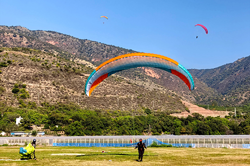 滑翔伞爱好者体验“暖冬元江”魅力.jpg