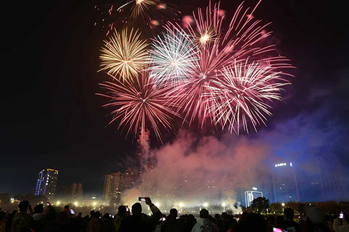 烟花璀璨启新程.jpg 烟花璀璨启新程.jpg