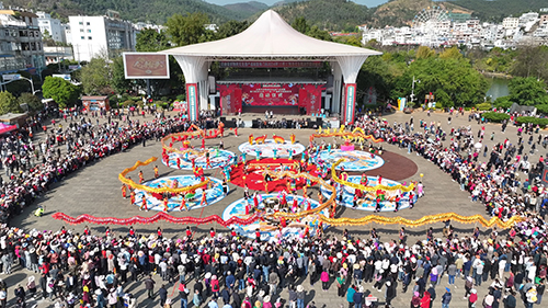 菌乡织就同心结 共绘团结幸福卷.jpg 菌乡织就同心结 共绘团结幸福卷.jpg