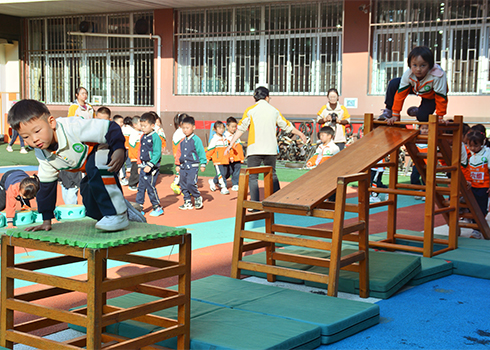 “健康第一·悦动童年”健康课程专题研讨活动举行