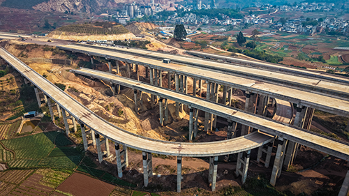 澄华高速华宁段攻坚提速.jpg 澄华高速华宁段攻坚提速.jpg