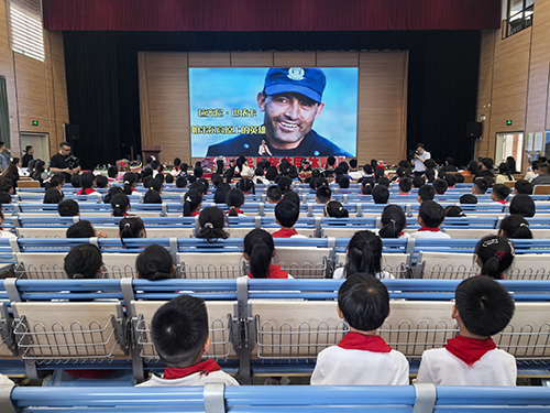 铸牢中华民族共同体意识.jpg 铸牢中华民族共同体意识.jpg