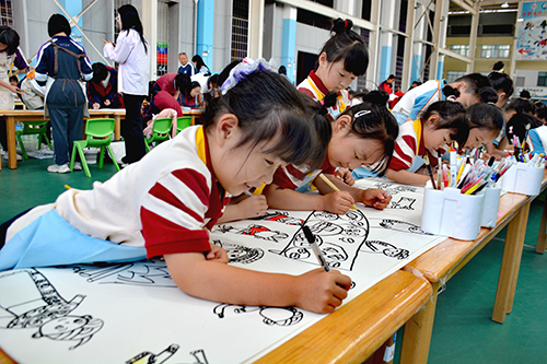“童”绘非遗展魅力 绽放民族团结花.jpg