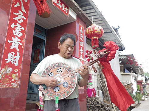 刀刻龙头 弦动彝乡.jpg 刀刻龙头 弦动彝乡.jpg