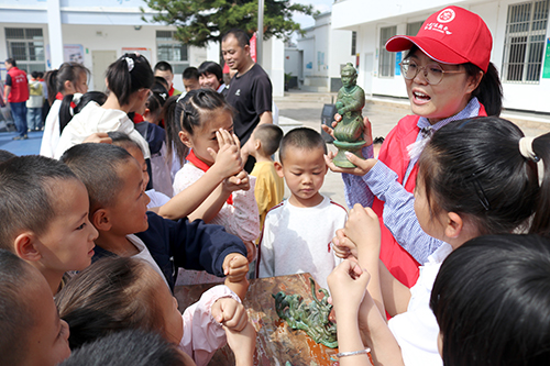 古滇青铜文化走进温泉小学.jpg 古滇青铜文化走进温泉小学.jpg
