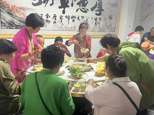 易门:野生菌餐饮市场迎来消费热潮.jpg 易门:野生菌餐饮市场迎来消费热潮.jpg