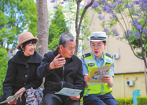 玉溪交警把交通安全送到村村寨寨