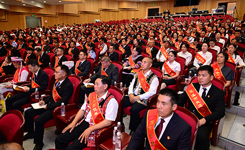激励全市党员干部担当作为谱写发展新篇章.jpg