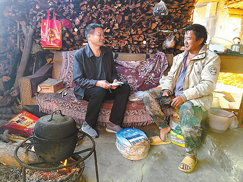 用半生光阴守护彝文化“活化石”.jpg 用半生光阴守护彝文化“活化石”.jpg
