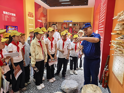 易门县六街小学开展沉浸式研学实践活动.jpg