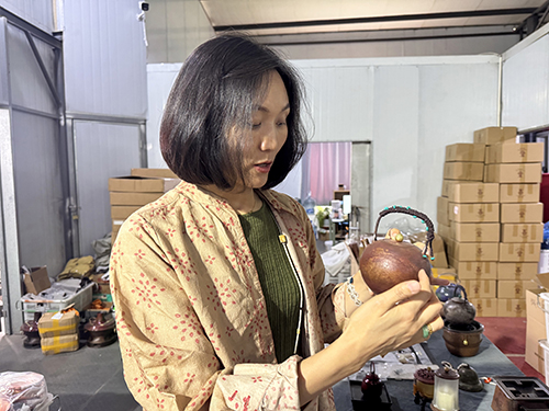 把家乡渔火湖光刻进铜器里.jpg
