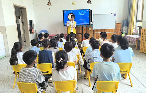 华宁:爱心托管班解决职工子女暑期“看护难”.jpg 华宁:爱心托管班解决职工子女暑期“看护难”.jpg