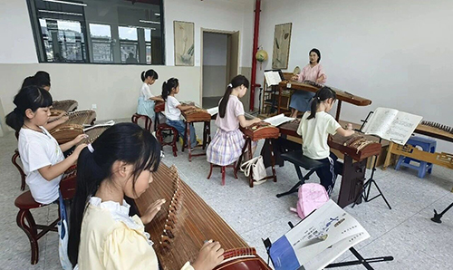 华宁:爱心托管班解决职工子女暑期“看护难”1.jpg 华宁:爱心托管班解决职工子女暑期“看护难”1.jpg
