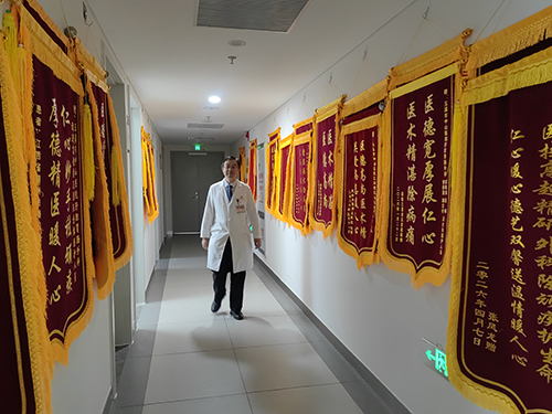 玉溪市中山医院护航游客健康.jpg 玉溪市中山医院护航游客健康.jpg