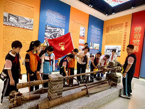 龙泉街道中心小学开展研学实践活动.jpg 龙泉街道中心小学开展研学实践活动.jpg