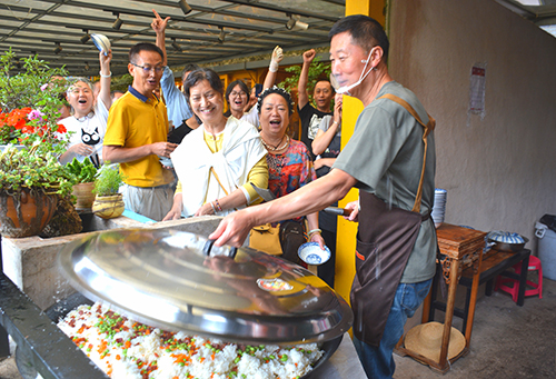 龙马山景区9块9一位的大锅焖饭收获大批粉丝