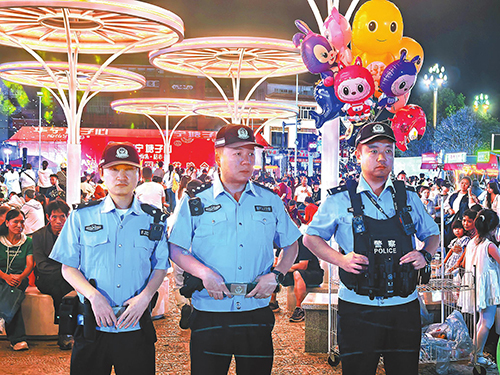 ——华宁县公安局宁州派出所守护夜市平安侧记.jpg ——华宁县公安局宁州派出所守护夜市平安侧记.jpg
