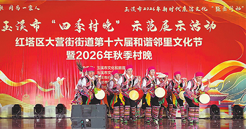“秋季村晚”舞台秀出百姓新风采.jpg