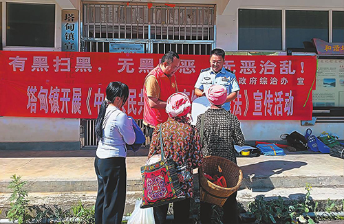 赶集日上的“法治摊”.jpg