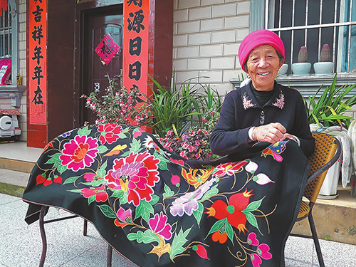 李莲英:一针一线守护峨山彝绣.jpg 李莲英:一针一线守护峨山彝绣.jpg