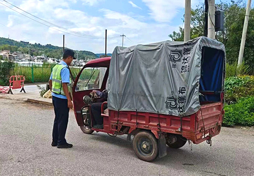 (周二、四版)报眉:玉溪警方江川公安护烟农增收(分离图)提醒烟农注意行车安全。原图1.jpg (周二、四版)报眉:玉溪警方江川公安护烟农增收(分离图)提醒烟农注意行车安全。原图1.jpg