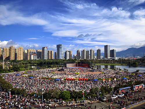 (组图)国庆升国旗仪式(分离图)10月1日上午,玉溪市在聂耳广场举行国庆升国旗仪式。通讯员 普学文 摄原图.jpg (组图)国庆升国旗仪式(分离图)10月1日上午,玉溪市在聂耳广场举行国庆升国旗仪式。通讯员 普学文 摄原图.jpg