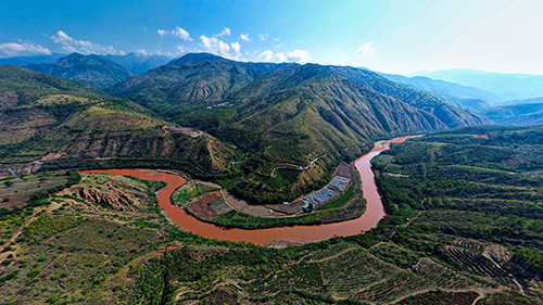 热情红河谷 假日好风光.jpg