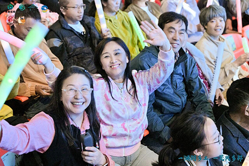 湖山伴欢笑!这场抚仙湖畔喜剧盛宴收获市民游客好评2.jpg 湖山伴欢笑!这场抚仙湖畔喜剧盛宴收获市民游客好评2.jpg