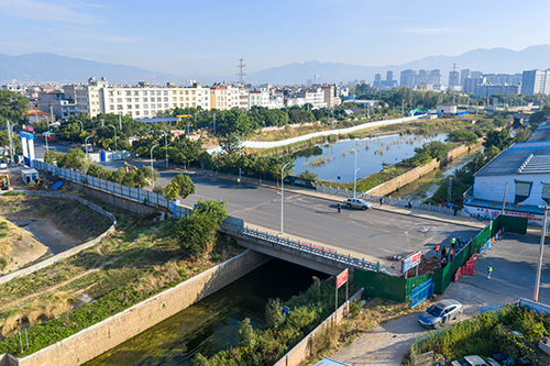 红塔区彩虹路普惠桥段封闭施工引市民关切施工方详细回复全封闭施工缘由.jpg 红塔区彩虹路普惠桥段封闭施工引市民关切施工方详细回复全封闭施工缘由.jpg