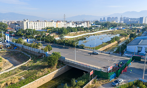红塔区彩虹路普惠桥段封闭施工引市民关切施工方详细回复全封闭施工缘由