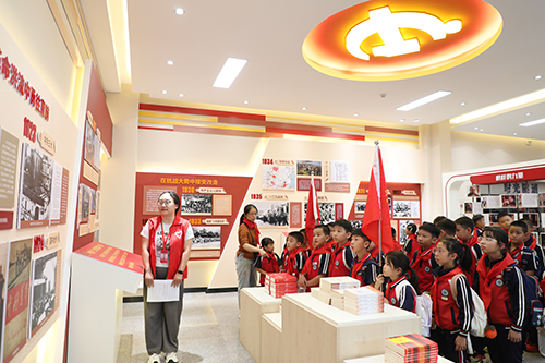 高举队旗跟党走少年接力新长征.jpg 高举队旗跟党走少年接力新长征.jpg
