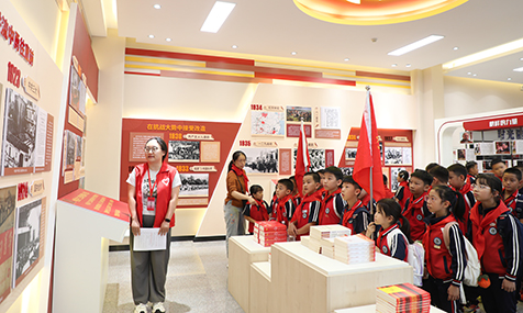 高举队旗跟党走少年接力新长征