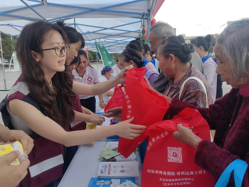 我市开展“敬老月”系列活动.jpg 我市开展“敬老月”系列活动.jpg
