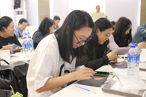 市图书馆举办非遗螺钿雅阅沙龙手作体验活动.jpg 市图书馆举办非遗螺钿雅阅沙龙手作体验活动.jpg
