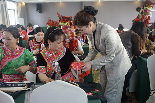 培育乡村工匠 传承彝绣非遗.jpg