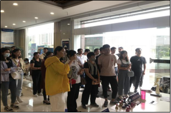 27_工作简讯_第二十七期_市委宣传部组织相关人员到分局政务大厅观摩学习志愿服务站建设273.png