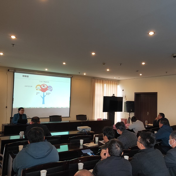 云南省环境科学学会理事长李唯授课.jpg