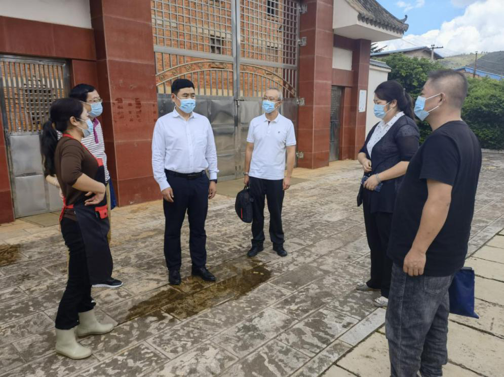 江川区政府副区长许泽玺,区民政局党组书记,局长周瑜陪同