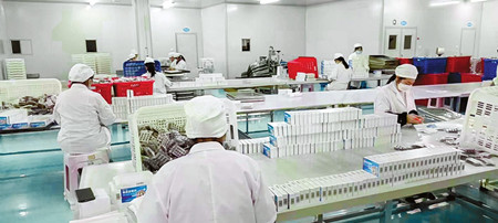 在我市药品生产企业车间内，工人正抓紧生产防疫急需药品。（图片由企业提供）.jpg