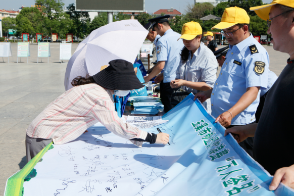 食品安全信息_玉溪市市县联动开展制止餐饮浪费主题宣传活动239.png